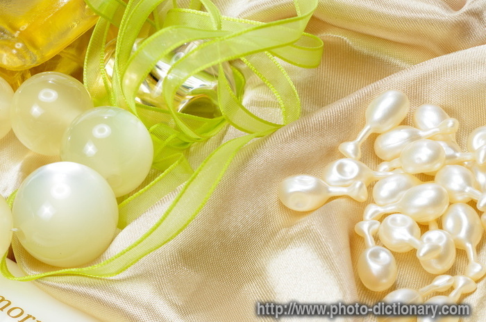 pearls - photo/picture definition - pearls word and phrase image