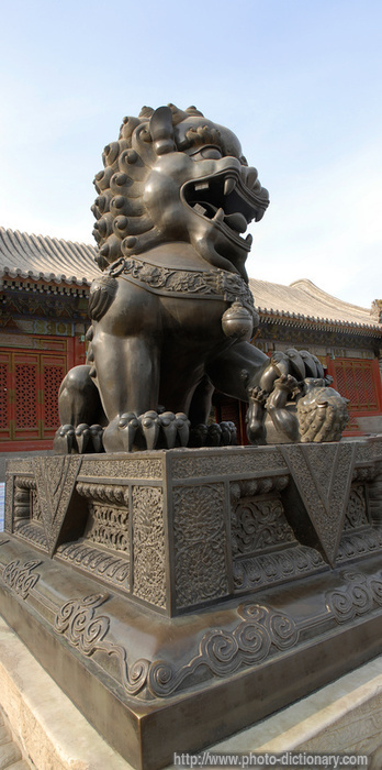 lion statue - photo/picture definition - lion statue word and phrase image